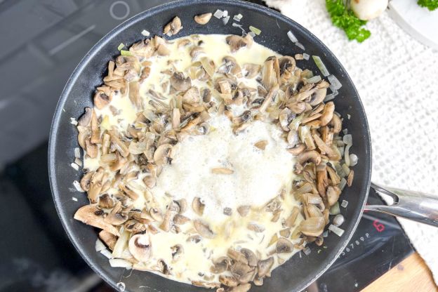 sos pieczarkowy - pieczarki ze śmietaną