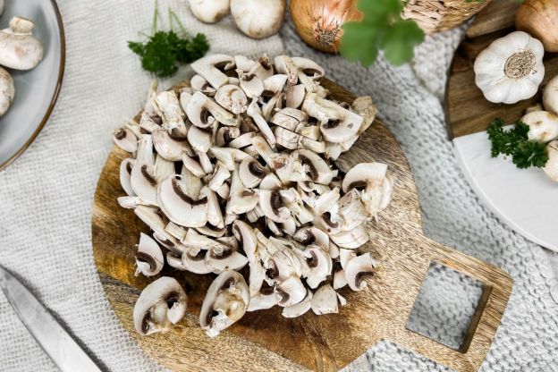 sos pieczarkowy - pokrojone pieczarki