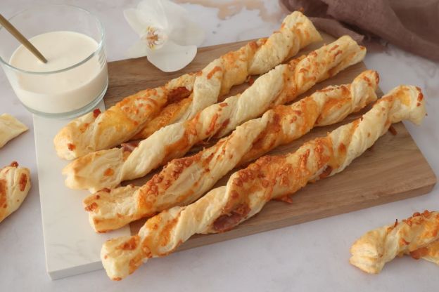 paluchy z ciasta francuskiego z serem i szynką