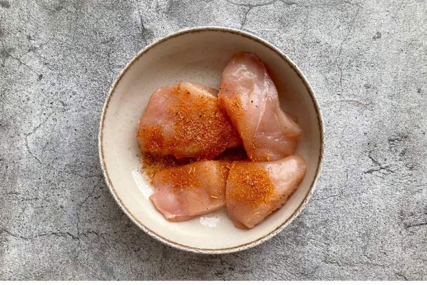 fit burger - przygotowanie kurczaka