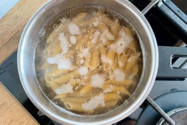 fit zapiekanka makaronowa - gotowanie makaronu