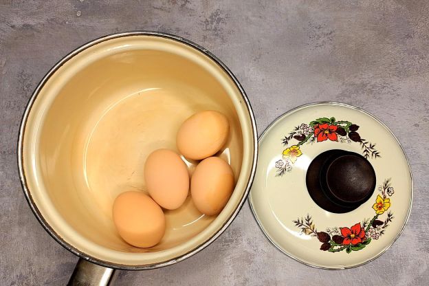 jajka w sosie musztardowym - gotowanie jajek