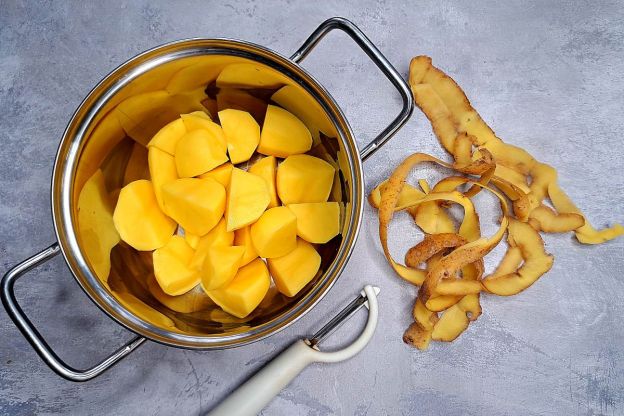 jajka w sosie musztardowym - gotowanie ziemniaków