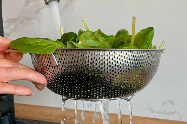 makaron ze szpinakiem - mycie szpinaku