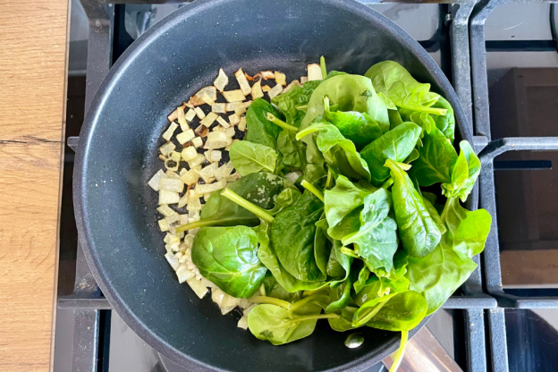 makaron ze szpinakiem - smażenie