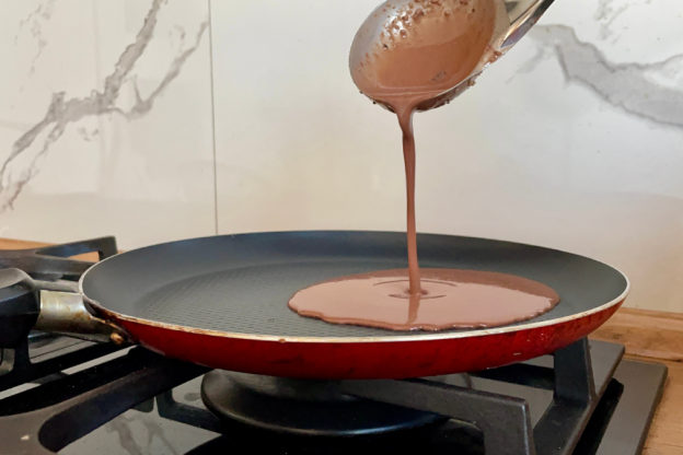 naleśniki czekoladowe - smażenie