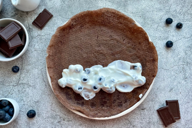 naleśniki czekoladowe z serkiem i borówkami