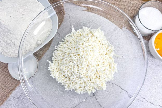 oponki serowe - przygotowanie twarogu