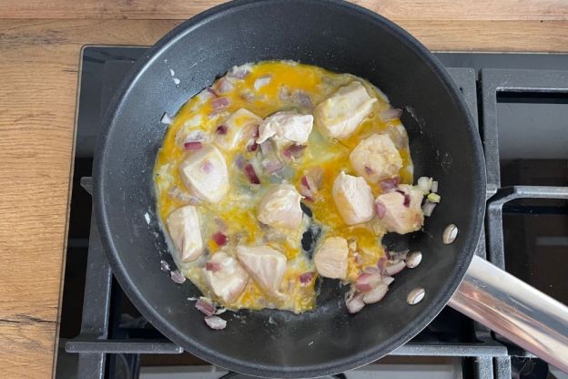 pad thai - dodanie jajek