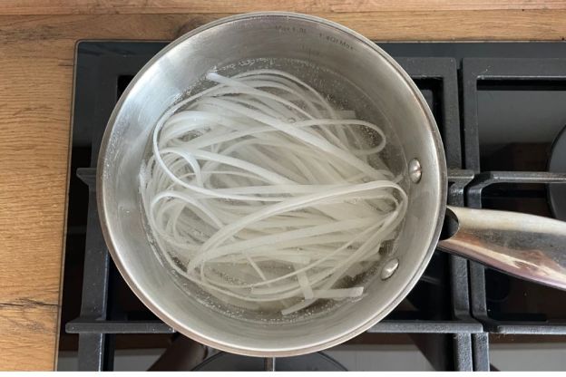 pad thai - gotowanie makaronu