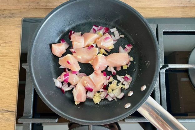 pad thai - smażenie kurczaka