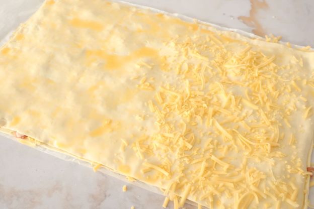paluchy z ciasta francuskiego z serem i szynką - druga warstwa
