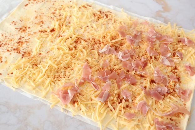 paluchy z ciasta francuskiego z serem i szynką - układanie składników