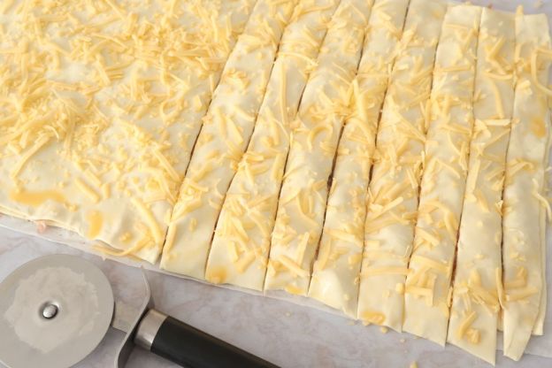 paluchy z ciasta francuskiego z serem i szynką - wycinanie