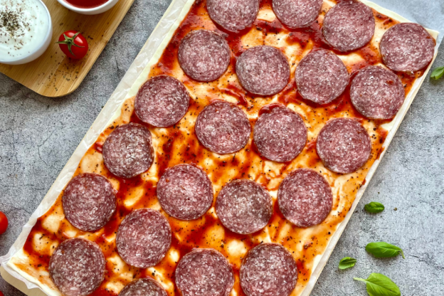Pizzerinki z ciasta francuskie - ciasto, sos, salami