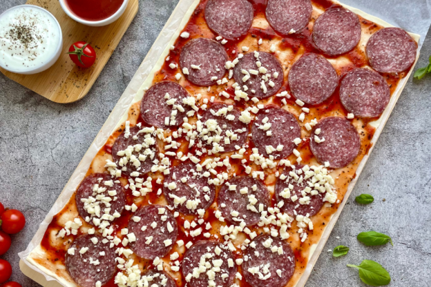pizzerinki z ciasta francuskiego - ciasto, sos, salami, ser