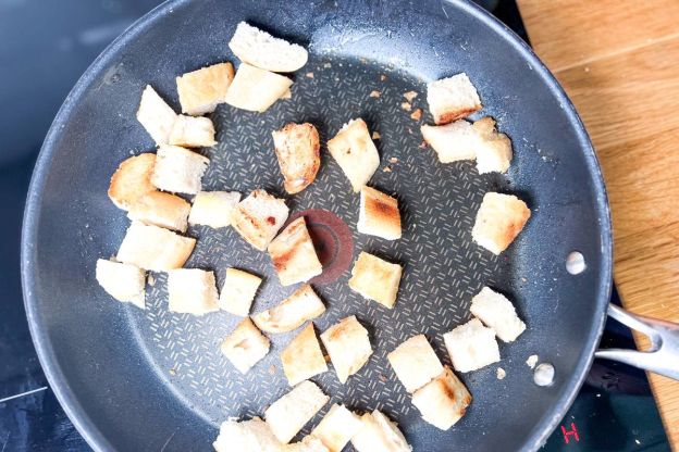 sałatka cezar - grzanki