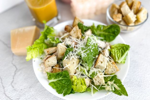 sałatka cezar - podanie