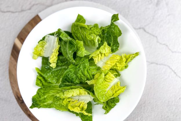 sałatka cezar - przygotowanie sałaty