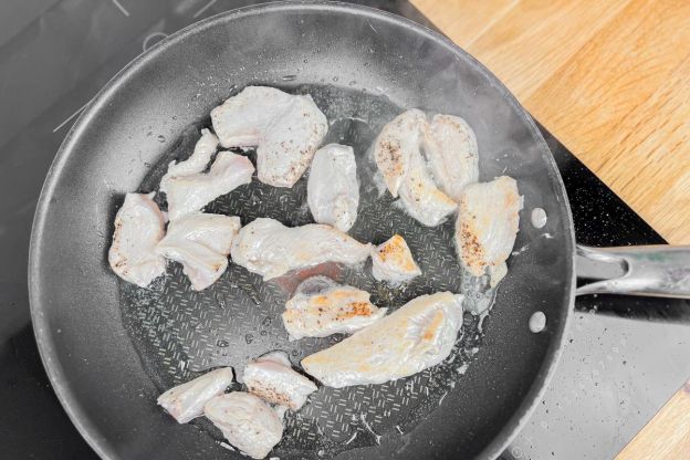 sałatka cezar - smażenie kurczaka