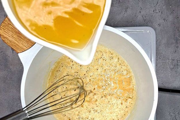 sos musztardowy - dodawanie bulionu