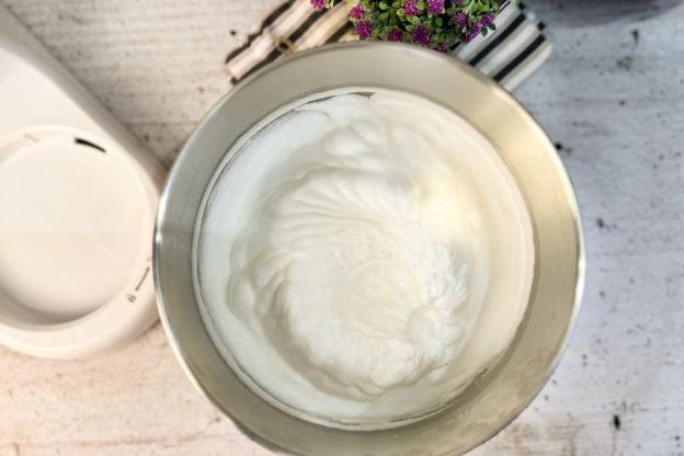 babka z białek - ubijanie białek