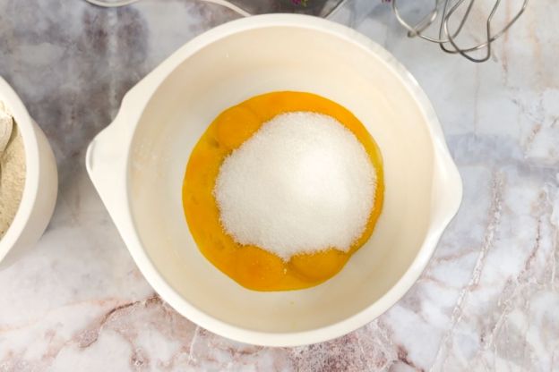 babka z żółtek - ucieranie żółtek