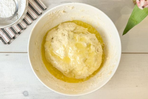 faworki drożdżowe - wyrabianie z masłem