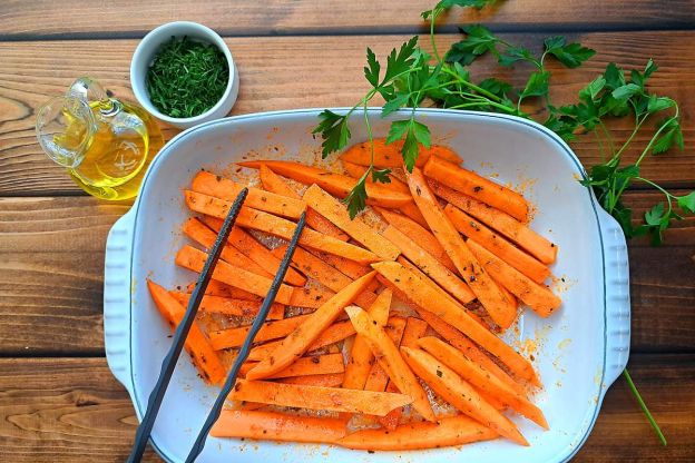 frytki z batatów - mieszanie