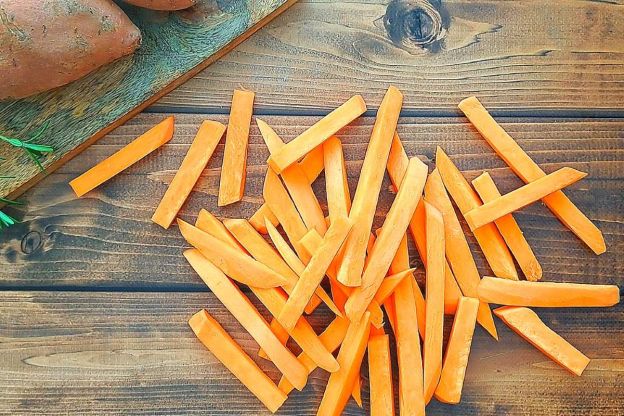 frytki z batatów - przygotowanie ziemniaków