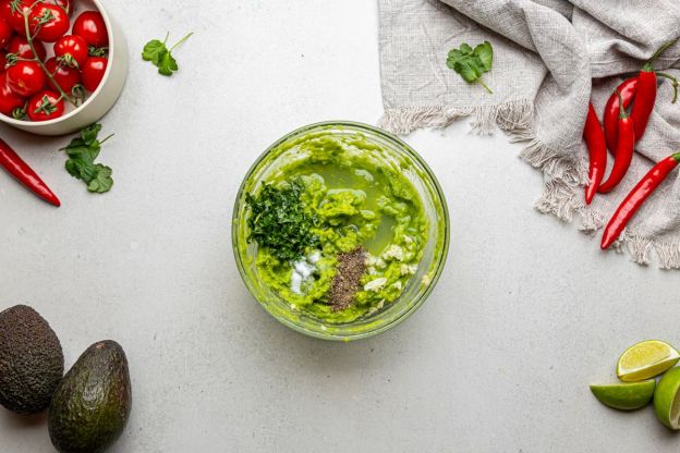 guacamole - mieszanie pasty