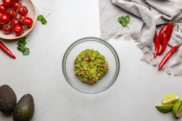guacamole z pomidorami
