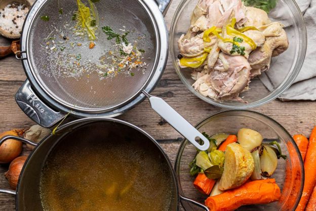 rosół z kury - odcedzanie