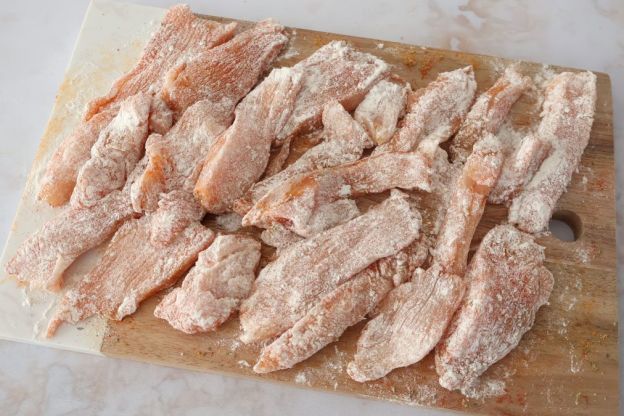 stripsy z kurczaka - obtaczanie w mące