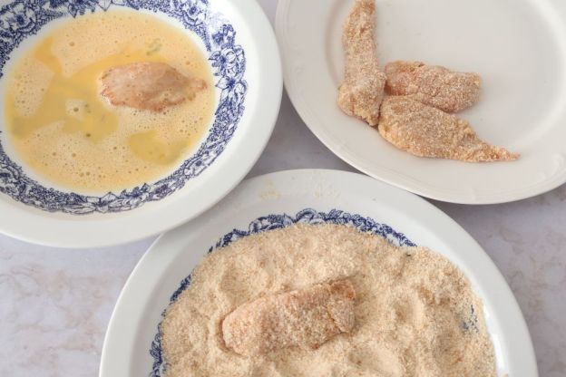 stripsy z kurczaka - panierowanie