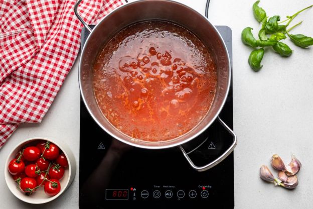 zupa pomidorowa z ryżem - dodawanie pomidorów