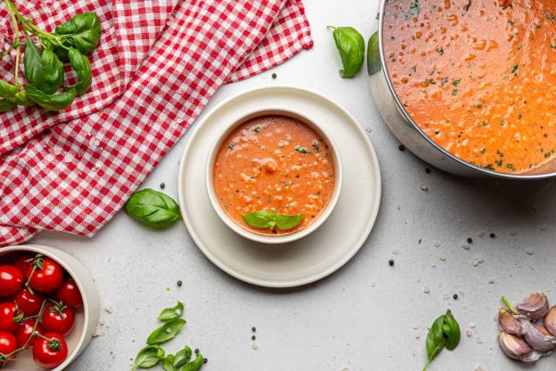 zupa pomidorowa z ryżem - podanie