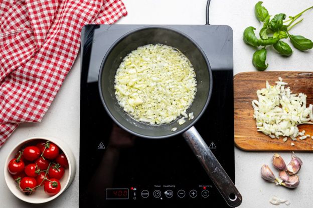 zupa pomidorowa z ryżem - smażenie cebuli