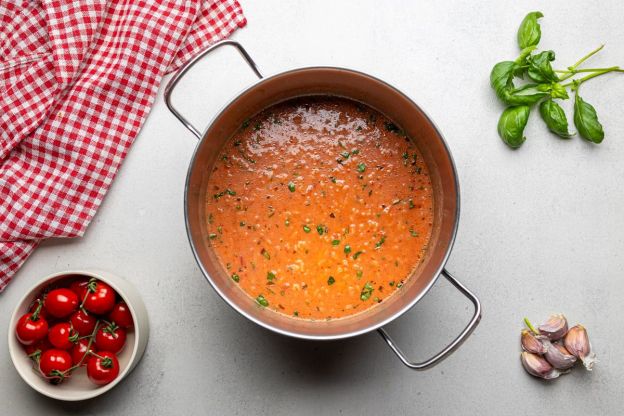 zupa pomidorowa z ryżem - zabielanie