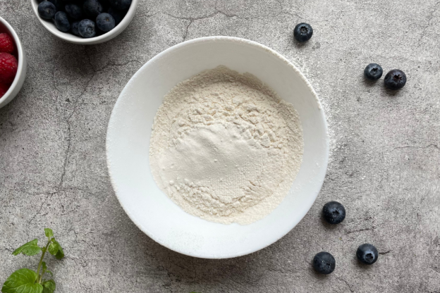 placki z serka wiejskiego - przesiewanie mąki