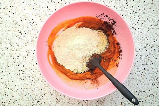 brownie z batatów - mieszanie masy