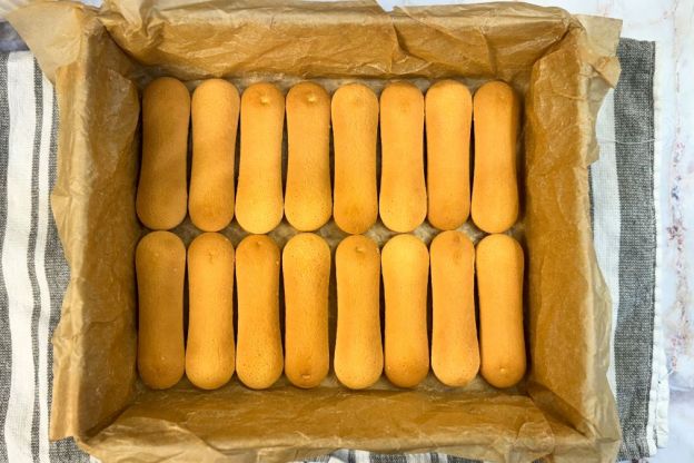 ciasto leniwiec - wykładanie biszkoptów