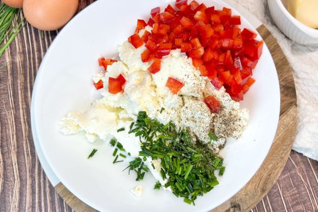 roladki z szynki w galarecie z serkiem, papryką i szczypiorkiem