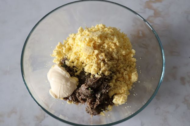 jajka faszerowane pieczarkami - mieszanie farszu