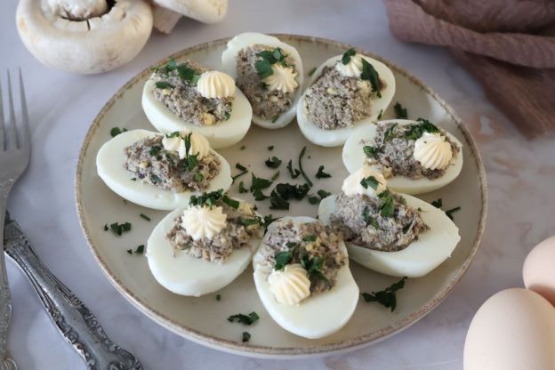 jajka faszerowane pieczarkami - podanie