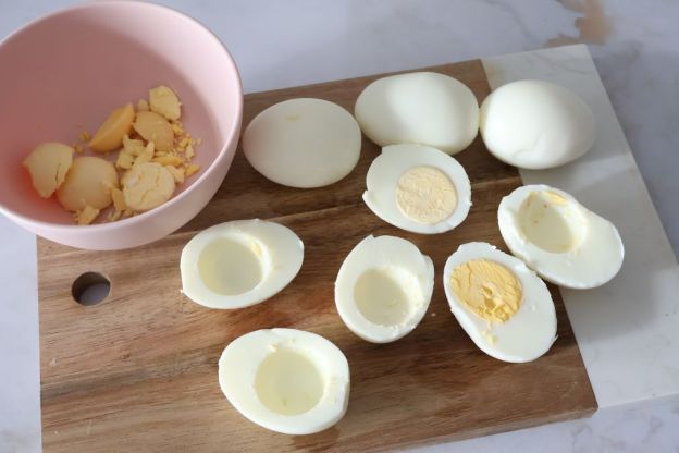 jajka faszerowane pieczarkami - przygotowanie jajek