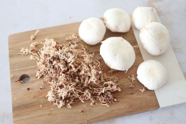 jajka faszerowane pieczarkami - przygotowanie pieczarek