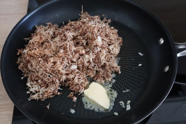 jajka faszerowane pieczarkami - smażenie pieczarek