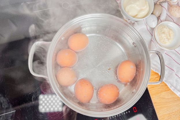 jajka faszerowane z chrzanem - gotowanie jajek