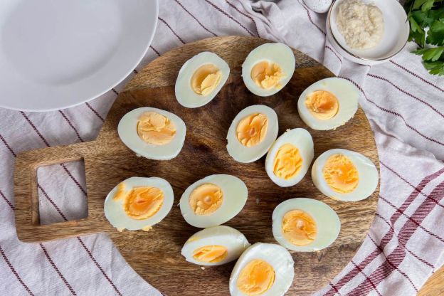 jajka faszerowane z chrzanem - krojenie jajek